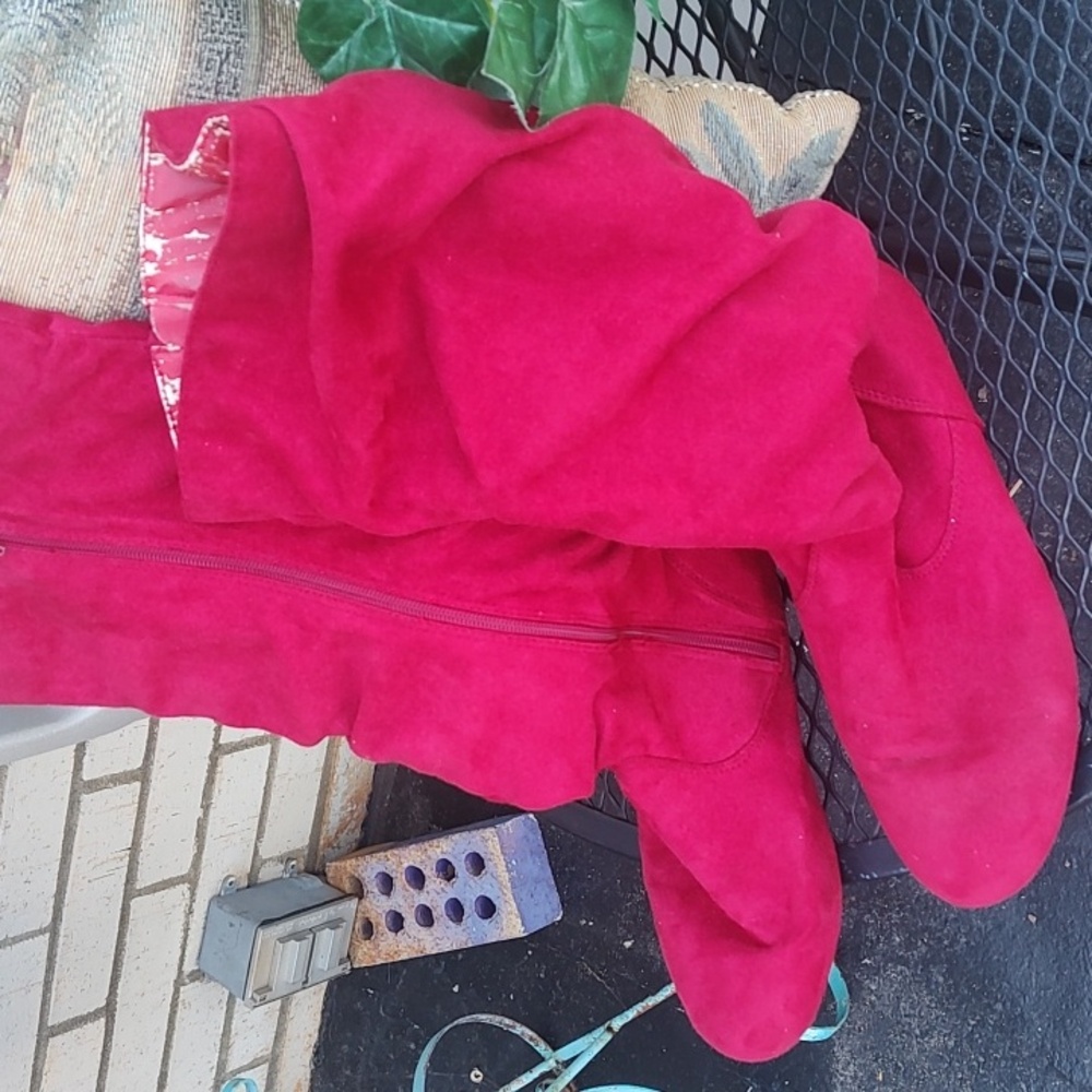 Red Boots - Picture 3 of 10